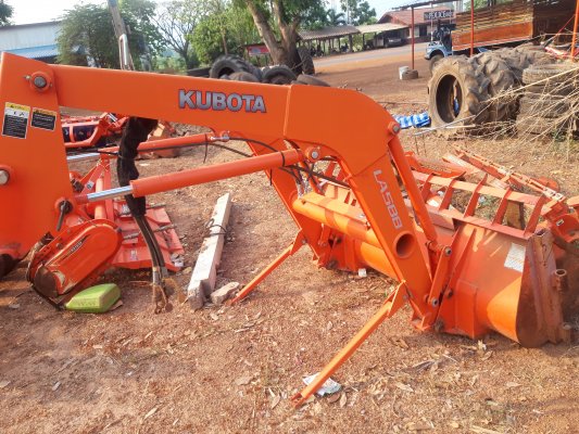 ขายที่ตัก Kubota LA588และตัวถ่วงหลัง ราคา120,000 สนใจโทรสอบถาม098-226-6131 นุครับ มีบริกานจังส่งคับ...