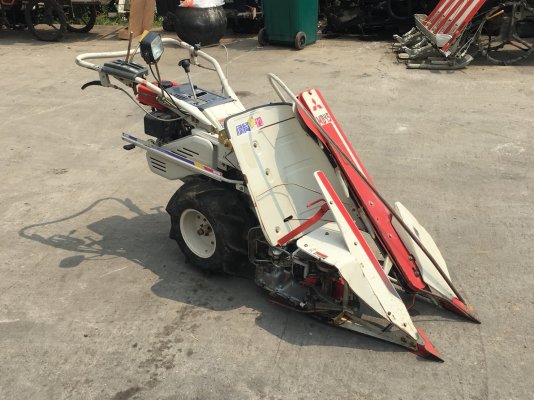 รถเกี่ยวข้าว มัดคอรวงแบบเดินตาม ยี่ห้อ MITSUBISHI รุ่น MB45...