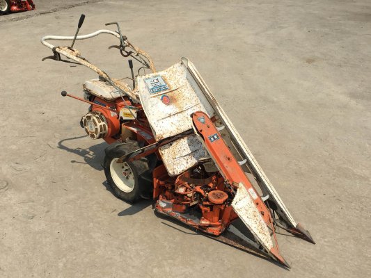 รถเกี่ยวข้าว มัดคอรวงแบบเดินตาม ยี่ห้อ KUBOTA รุ่น HE30A...
