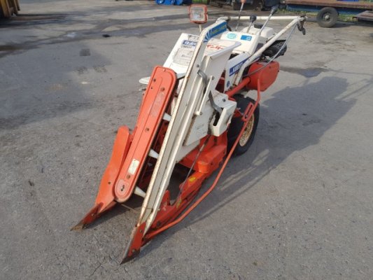 รถเกี่ยวข้าว มัดคอรวงแบบเดินตาม ยี่ห้อ KUBOTA รุ่น HF32...