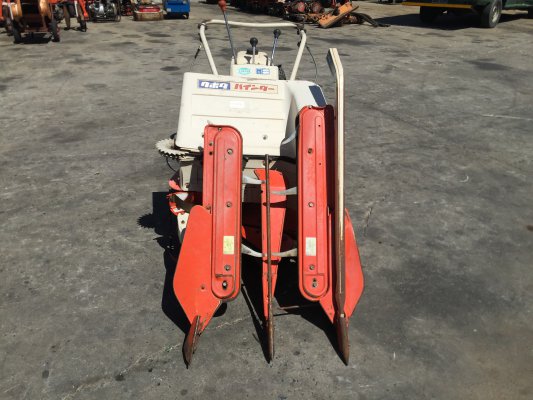 รถเกี่ยวมัดเดินตามสองแถว ยี่ห้อ Kubota รุ่น ZF52...
