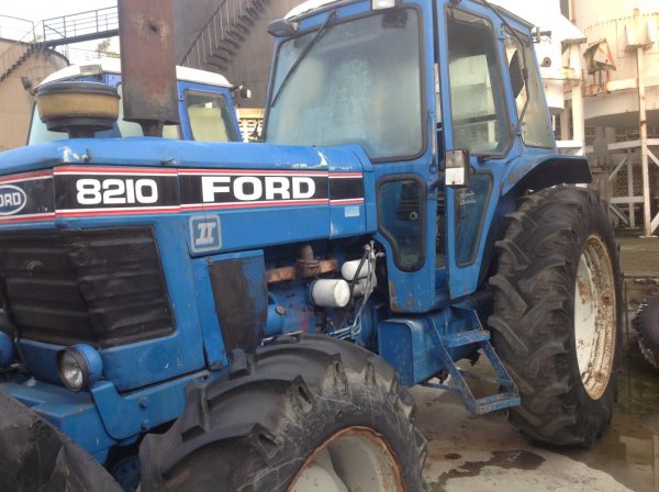 ขายรถไถ Ford 8210 เป็นรถนำเข้ายังไม่ผ่านงาน ราคาไม่แพง...