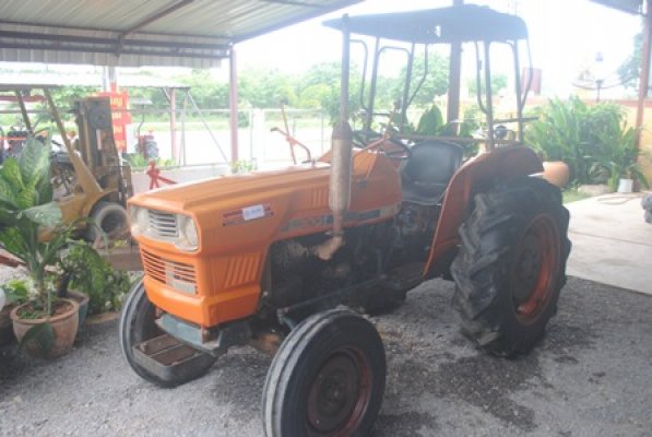 ขายรถไถ Kubota L3001 ตามสภาพครับ สีเดิมๆ...
