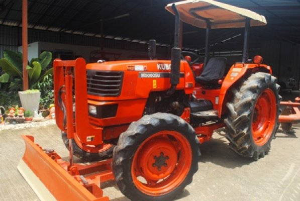 ขายรถไถ Kubota M5000 (4WD) พร้อมดันหน้าและผาน6x24ช้าง...