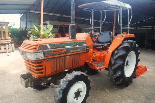 ขายรถไถ Kubota L1- 28 (4WD) พร้อมอุปกรณ์หลัง 1ชิ้น สีเดิมๆพร้อมใช้งาน...