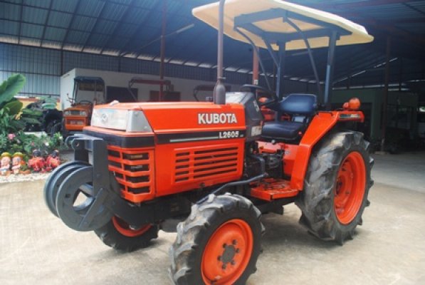 ขายรถไถ Kubota L 2605 (4WD) สภาพดี สีเดิมๆรถใช้ลากในลานครับ...
