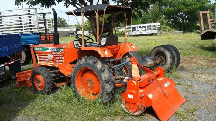 ขายรถไถKUBOTA 2002 3สูบ 4?4โฟร์  อุปกรณ์พร้อม โรตารี่ จอบหมุน ผานหลัง ใบดันหน้า สภาพพร้อมใช้งาน เครื่องดี...