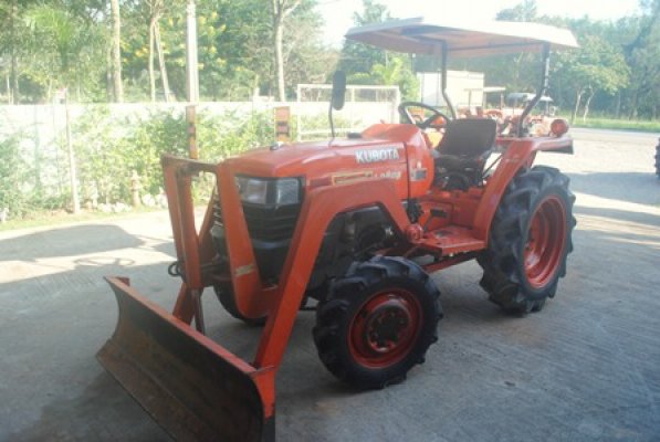 ขายรถไถ Kubota L 2808 (4WD) พร้อมดันหน้าคานบน รถพร้อมใช้งานครับ...