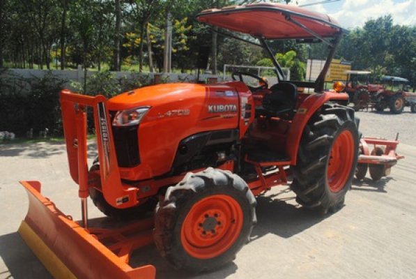ขายรถไถ Kubota L 4708 (4WD) พร้อมดันหน้าและผานพรวนตราช้าง เครื่องแน่นๆ...