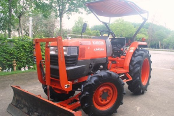 ขายรถไถ Kubota L 3408 DI (4WD) พร้อมมีดดันหน้า และผานพรวนช้าง สีเดิม รถพร้อมใช้งานครับ...