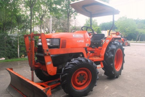 ขายรถไถ Kubota L 3408 (4WD) พร้อมมีดดันหน้า และผานพรวนช้าง สีเดิม รถพร้อมใช้งานครับ...