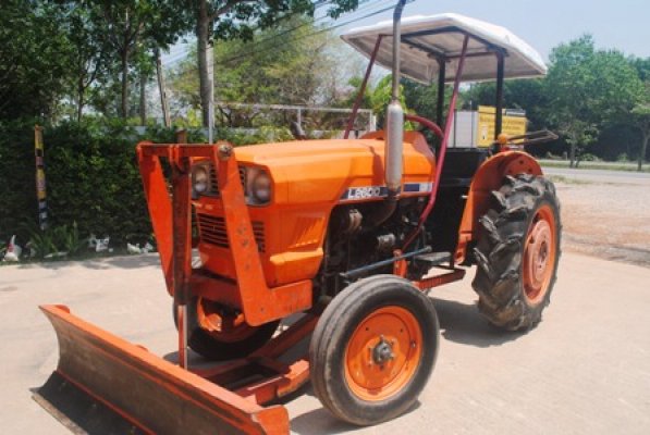 ขายรถไถ Kubota L 2600 พร้อมมีดดันหน้า รถพร้อมใช้งานครับ...