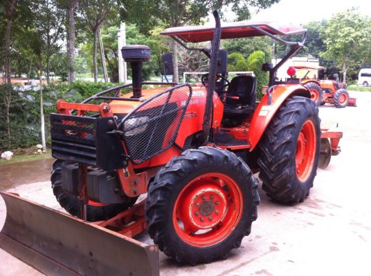 ขายรถไถ Kubota M7040 (4WD) พร้อมดันหน้า+ผานพรวนช้าง รถบ้าน เดิมๆ พร้อมใช้งานครับ...