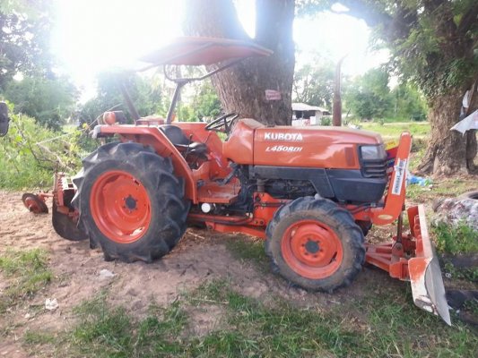 ขายรถไถ KUBOTA L4508DI ใช้งานน้อย อุปกรณ์ครบ ดันหน้า ผานหลัง สภาพสวยพร้อมใช้งาน เอกสารพร้อมโอน สนใจโทร 090-8588220คุณนะ 093-3258446คุณบิว หรือเข้าดูสิ...