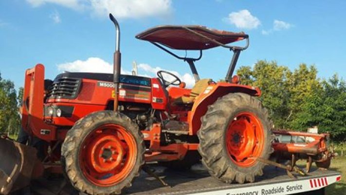 ขายรถไถแทรคเตอร์ kubota m5000 ทำงานน้อย 1กว่าชม. เครื่องดี เกียร์เดิม อุปกรณ์ใบดันหน้า ผานหลัง พร้อมทำงานเอกสารเล่มทะเบียน ...