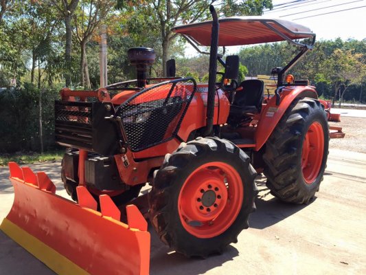 ขายรถไถ Kubota M7040 (4WD) พร้อมดันหน้า ผานบุกเบิกช้าง รถสวย พร้อมใช้งานครับ...