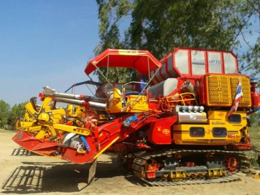 ขายรถเกี่ยวข้าวศักดิ์พัฒนาKM56 อุ้ม2.5ตัน เครื่อง6HH1 เทอร์โบ สภาพสวย ตัวเดิน12HT...