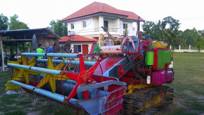 ขายด่วน รถเกี่ยวข้าว กระสอบ 205000 บาท...