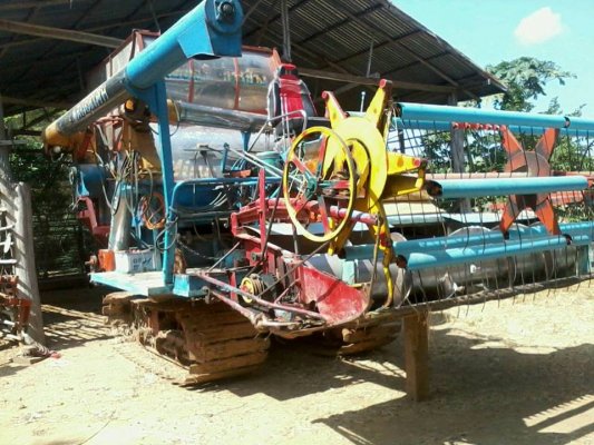 ขายรถเกี่ยวข้าวไทยเจริญ อุ้ม2.5ตัน เครื่องHO7D 195เทอร์โบ ปั้ม22ไดกิ้น ตัวเดิน12HT โช่และโลเลอร์ใหม่ พึ่งเกี่ยว 400กว่าไร่ สนใจโทร 090-8588220คุณนะ ID...