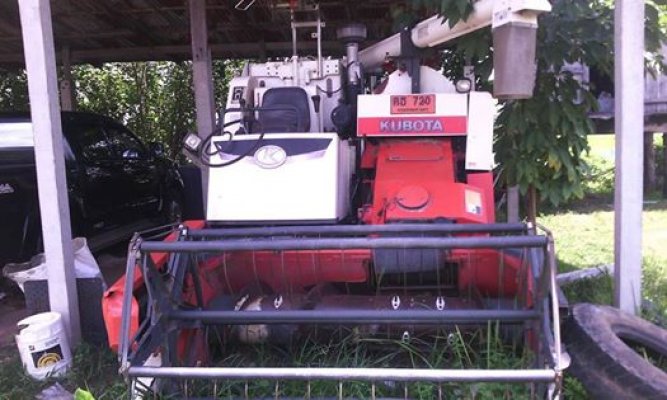 ขายรถเกี่ยวข้าว kubota dc68ใช้งานน้อย เอกสารเล่มทะเบียนพร้อมโอนช่วงล่างดี เครื่องดี...