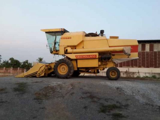รถเกี่ยวข้าวโพด New holland 8070...