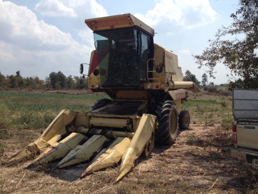 ขายรถเกี่ยวข้าวโพด New holland 8070...