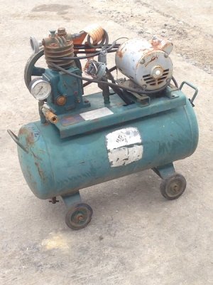 ปั๊มลมเล็กญี่ปุ่น ถังประมาณ 30ลิตร มอเตอร์110V. ขายตามสภาพ ไม่ได้เช็ค...