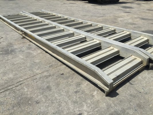 บันไดอลูมิเนียม ยาว 2.7เมตร รับน้ำหนักได้ 9000Lbs. ต่อคู่ ใช้ขึ้นรถเกี่ยว รถไถ รถขุดแทรคยาง ไม่ลื่น!!  มือ2นำเข้า #เก่าญี่ปุ่น สภาพดี หาอยู่ไม่ผิดหวัง...