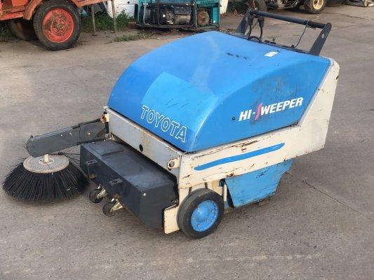 รถกวาดถนน เก็บขยะ ดูดฝุ่น TOYOTA รุ่น Hi-Sweeper ปี2005 ระบบไฟฟ้า ใช้แบบเตอรี่ 24V. หน้ากวาด 1เมตร มีชุดกวาดเก็บเข้าถัง และกรองดูดฝุ่น มือสองจากญี่ปุ่