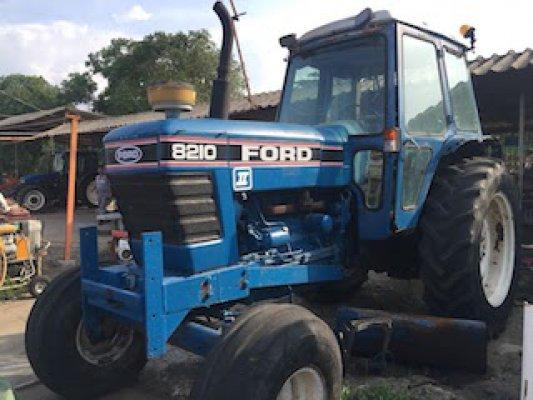 ขายรถไถFORD รุ่น 8210 มือ2ญี่ปุ่น  ประกอบ ติดเครื่อง ให้เรียบร้อย  เครื่องติดได้ สวยเดิม เครื่องแน่น ขับเคลื่อน2ล้อ   ขายไม่แพง 285,000บาท เท่านั้น