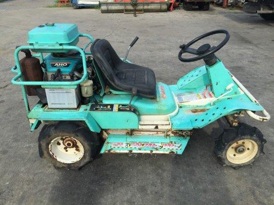 ขายรถตัดหญ้านั่งขับรุ่นใหม่ KUBOTA รุ่น ARM831VH Made in JAPAN คุณภาพดี ของแท้ 100% เครื่องยนต์เบนซิน KUBOTA 13แรงม้า มีเกียร์ เดินหน้าถอยหลัง ปรับระด