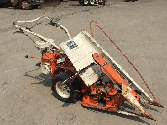 รถเกี่ยวข้าว มัดคอรวงแบบเดินตาม ยี่ห้อ KUBOTA รุ่น ZE305
