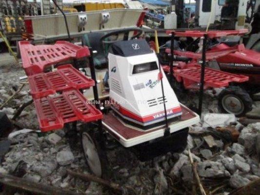รถปลูกข้าวดำนาแบบนั่งขับ  ยี่ห้อ : YANMAR รุ่น : RR50รหัสสินค้า : 14002099 คุณปัญญา Tel.086-8150487