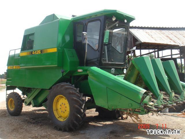 รถเกี่ยวข้าวโพด johndeere