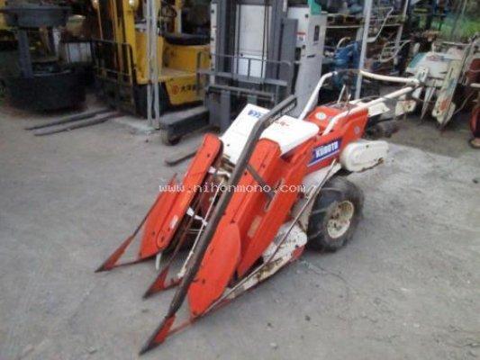 รถเกี่ยวข้าวเดินตาม ยี่ห้อ : KUBOTA รุ่น : HF50 รหัสสินค้า : 80802288 คุณปัญญา Tel.086-8150487