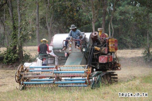 รถเกี่ยวข้าว ยี่ห้อสามชุกการช่าง  แบบรองกระสอบ พิเศษสุดขายเพียง 420,000  บาท เท่านั้น จากปกติราคา 450,000 บาท (ต่อรองได้ )