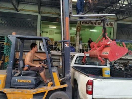 จัดส่งไปร้อยเอ็ดครับ สำหรับ โรตารี่ พรวนดิน ตัดหญ้าสูง เก่าญี่ปุ่น สนใจ tractor-backhoe จัดส่งให้ได้ทั่วประเทศครับ