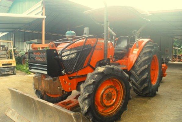 ขายรถไถ Kubota M7040 (4WD) พร้อมดันหน้าและผานตราช้าง สีเดิม เครื่องนิ่มๆครับ