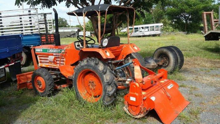 ขายรถไถKUBOTA 2002 3สูบ 4?4โฟร์  อุปกรณ์พร้อม โรตารี่ จอบหมุน ผานหลัง ใบดันหน้า สภาพพร้อมใช้งาน เครื่องดี