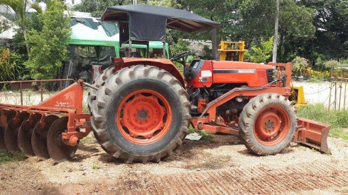 ขายรถไถ KUBOTA M5000 6 จาน ใบมีดดันหน้า เล่ม ยางล้อหลังใหม่ทั้งคู่ ราคา 320000