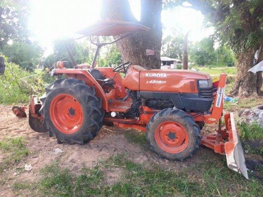 ขายรถไถ KUBOTA L4508DI ใช้งานน้อย อุปกรณ์ครบ ดันหน้า ผานหลัง สภาพสวยพร้อมใช้งาน เอกสารพร้อมโอน สนใจโทร 090-8588220คุณนะ 093-3258446คุณบิว หรือเข้าดูสิ