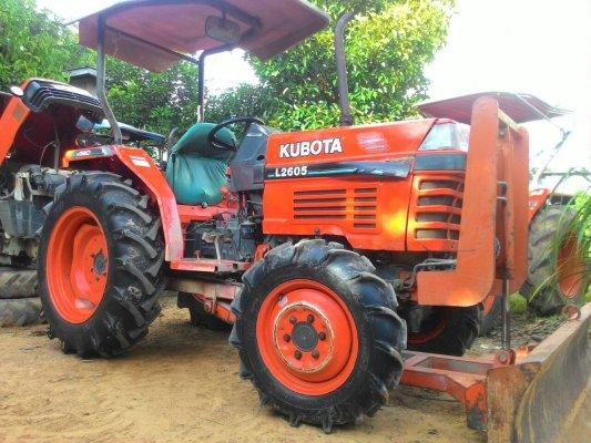 ขายรถไถ KUBOTA L2605 พร้อมดันหน้า ผานหลัง รถสวยเครื่องดี ระบบสมบูรณ์พร้อมใช้งาน ราคา 150,000  ร้าน DC Tractor Rayong 0818618678,0899347475  อ.แกลง จ.ร