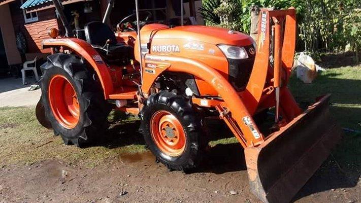 ขายรถไถ KUBOTA L3608 ใช้งานน้อย อุปกรณ์ครบ ดันหน้า ผานหลัง สภาพสวยพร้อมใช้งาน สนใจโทร 090-8588220คุณนะ 093-3258446คุณบิว หรือเข้าดูสินค้าอื่นๆได้ที่ w