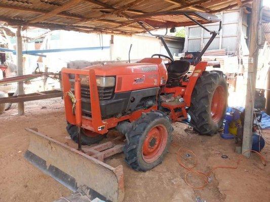 ขายรถไถ KUBOTA L4508 อุปกรณ์ ดันหน้า ผานหลัง โรตารี่ สภาพพร้อมใช้งาน สนใจโทร 090-8588220คุณนะ 093-3258446คุณบิว หรือเข้าดูสินค้าอื่นๆได้ที่ www.truck.
