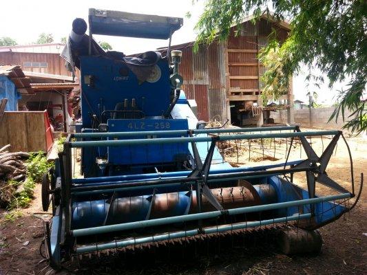 ขายรถเกี่ยวข้าวเล็ก หน้ากว้าง1.50เมตร ใช้ได้สองระบบ อุ้ม800kgและปรับเป็นรองกระสอบได้ เครื่องHINO เครื่องดี ช่วงล่างดี สนใจโทร090-8588220คุณนะ หรือ www