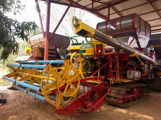 ขายรถเกี่ยวข้าวเกษตรพัฒนา รุ่นไอ้หนุ่มไวไฟ ปี49 เครื่อง6HH1 210เทอร์โบ ตัวเดิน12 ปั้ม22ไดกิ้น อุ้ม2.5ตัน เครื่องดี ช่วงล่างดี สภาพพร้อมใช้งาน สนใจโทร 