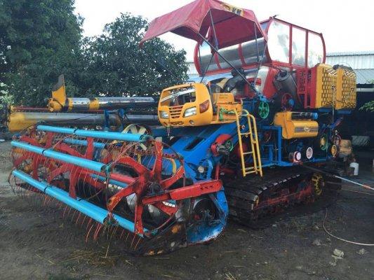 ขายรถเกี่ยวข้าวศักดิ์พัฒนา เครื่องฮีโน่jo8c 250แรง ช่วงล่าง12 ปั๊ม23 เช็คใหม่ บิ้วแล้วพร้อมลงเกี่ยว 
