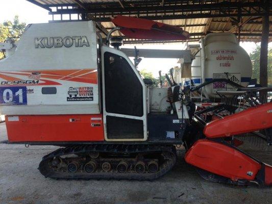 ขายรถเกี่ยวkubota dc95 สภาพพร้อมใช้งาน เกี่ยว2นาปี สภาพซื้อป้ายแดง ช่วงล่างดี เอกสารเล่มทะเบียนพร้อมโอน ตู้เดิม