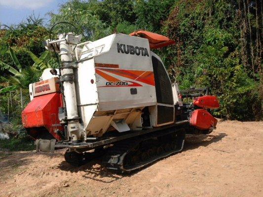 ขายด่วน รถเกี่ยวข้าว Kubota GT-70 มือสองสภาพดี ราคางาม ขนาด70แรงม้า อุ้ม1ตัน ความจุ60ลิตร เป็นรถที่ใช้งานดีมากเครื่องยนต์ดี เกี่ยวข้าวได้เยอะ 