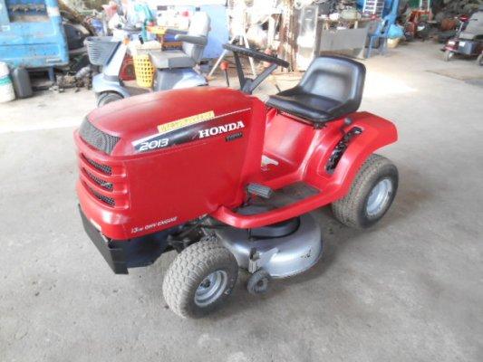 ขายรถตัดหญ้า HONDA 2013 สองใบตัด 13แรง พร้อมใช้งาน
